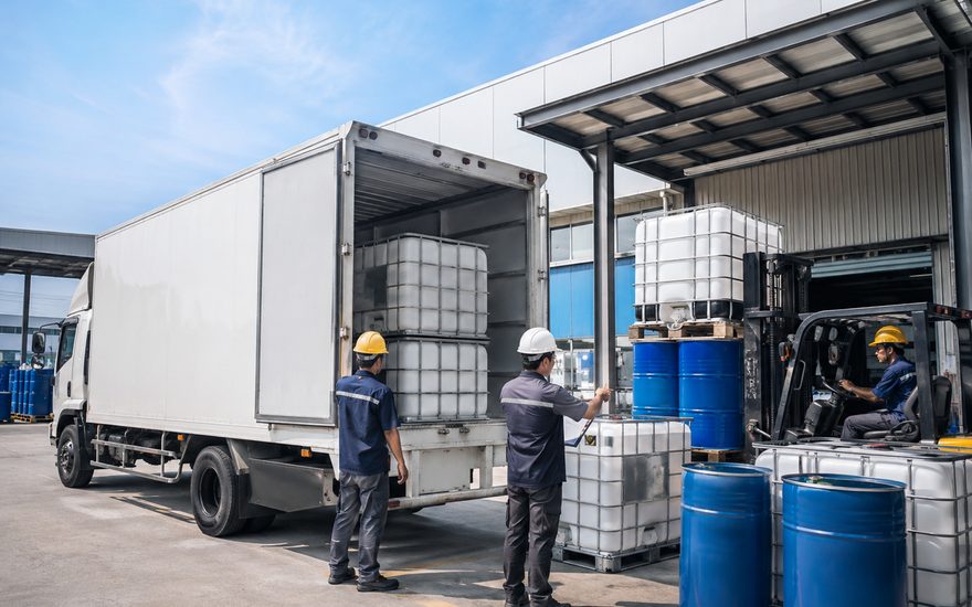 Tangki IBC dimuat ke truk pengiriman dengan forklift di area muat