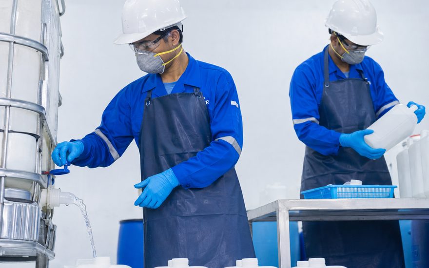 Petugas ber-APD melakukan repacking bahan kimia dari IBC ke jerigen